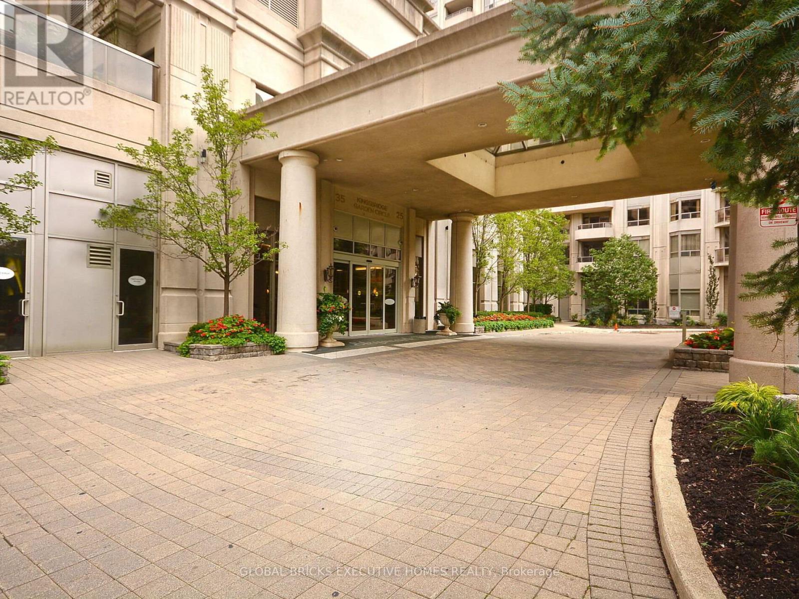 Pho8 - 25 Kingsbridge Garden Circle, Mississauga, Ontario  L5R 4B1 - Photo 2 - W12988996