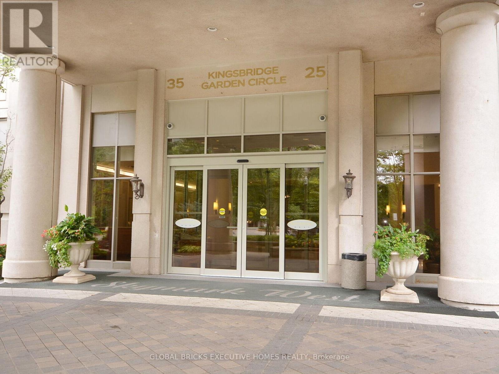 Pho8 - 25 Kingsbridge Garden Circle, Mississauga, Ontario  L5R 4B1 - Photo 3 - W12988996