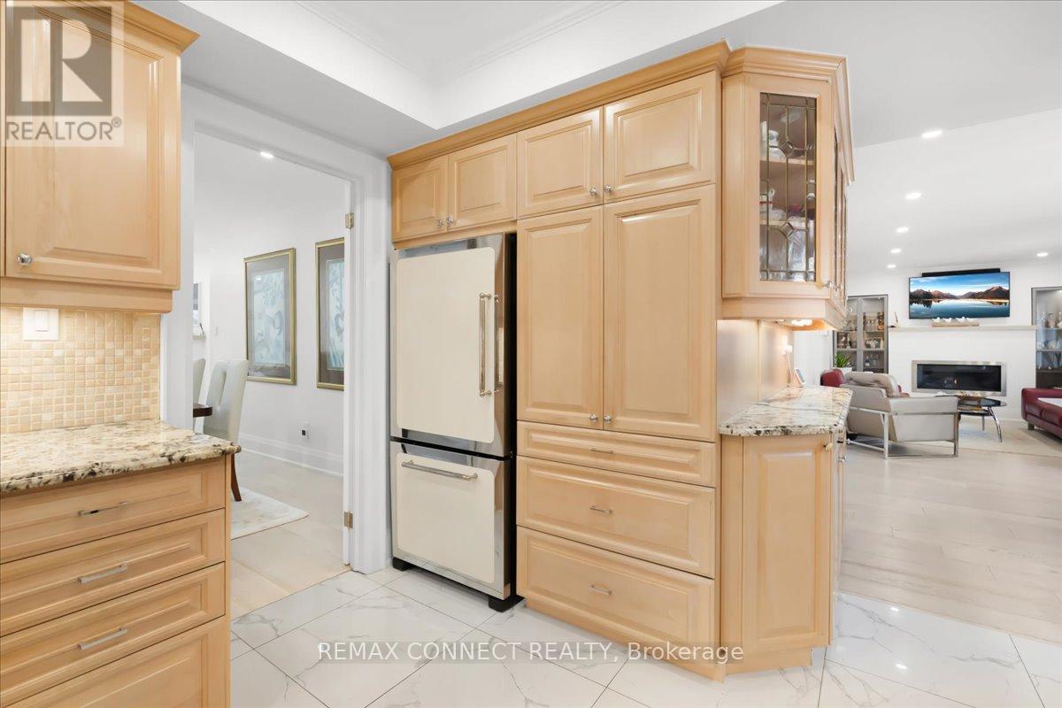 2491 Parmeer Drive, Mississauga, Ontario  L5C 2Y3 - Photo 12 - W13016154