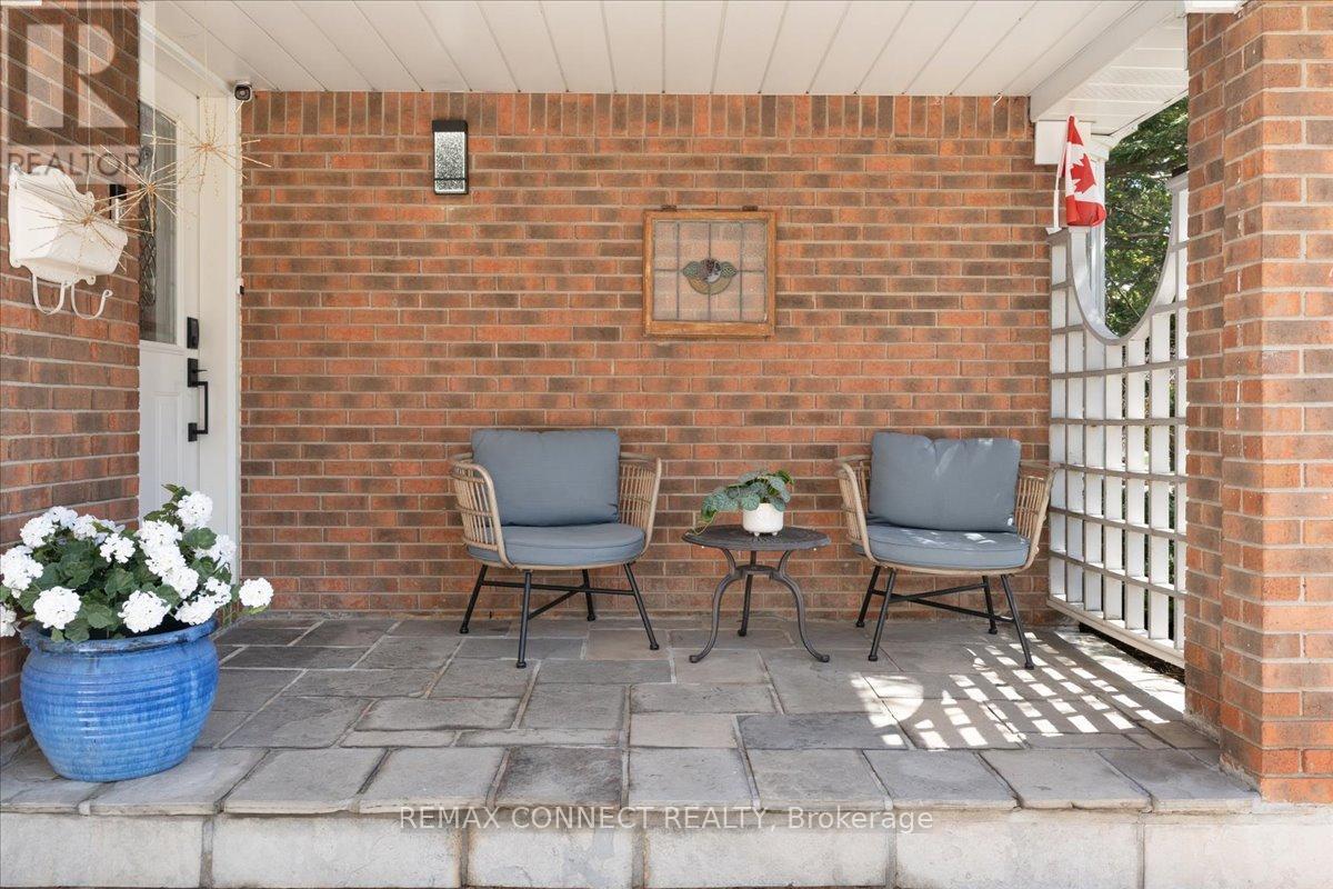 2491 Parmeer Drive, Mississauga, Ontario  L5C 2Y3 - Photo 2 - W13016154