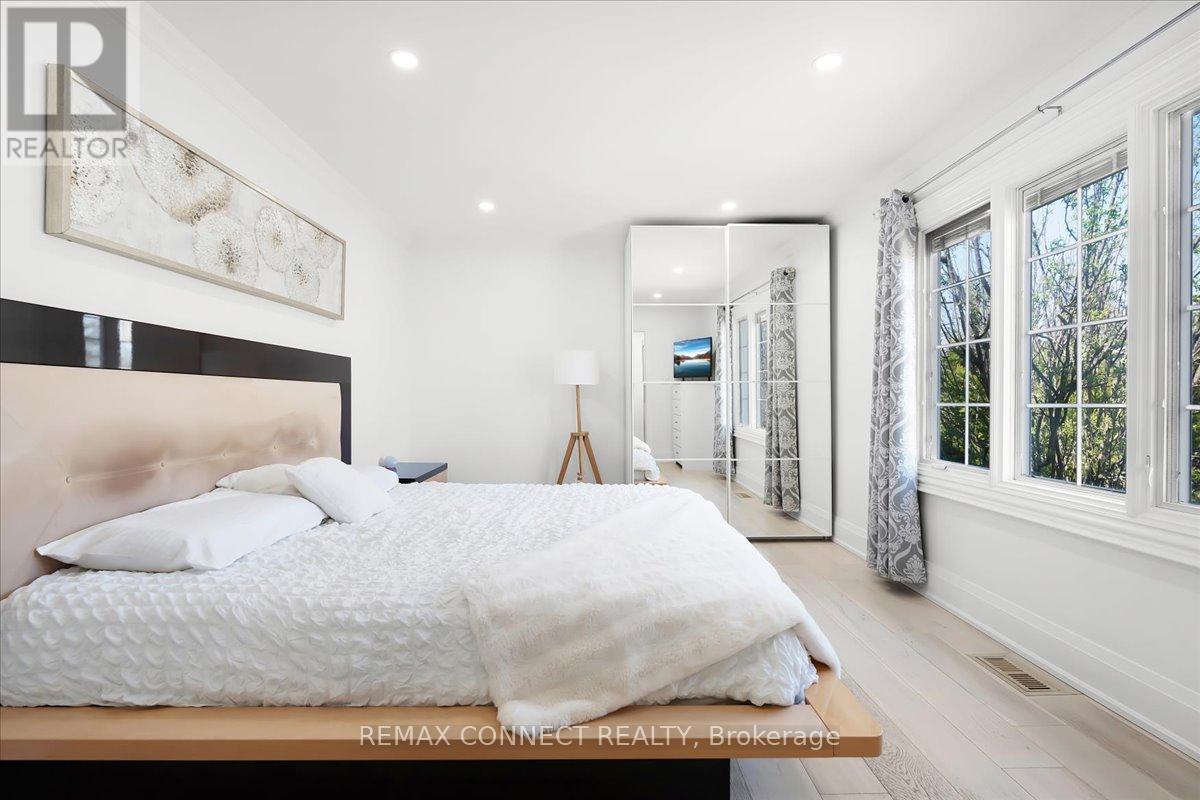 2491 Parmeer Drive, Mississauga, Ontario  L5C 2Y3 - Photo 21 - W13016154