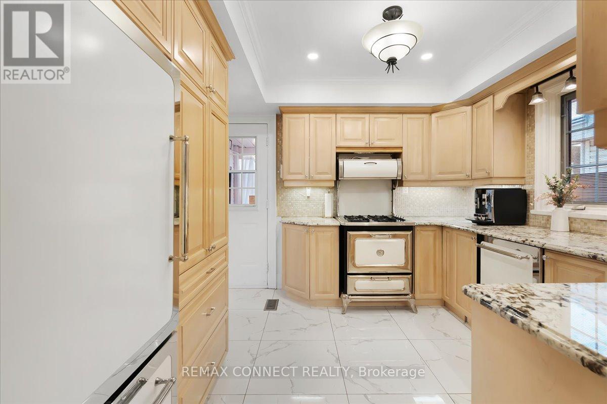 2491 Parmeer Drive, Mississauga, Ontario  L5C 2Y3 - Photo 9 - W13016154