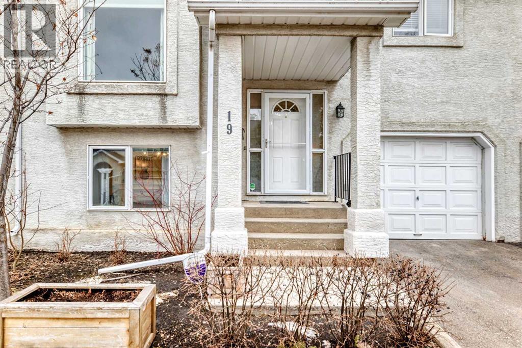 19 Sunlake Gardens Se, Calgary, Alberta  T2X 3G4 - Photo 2 - A2300691