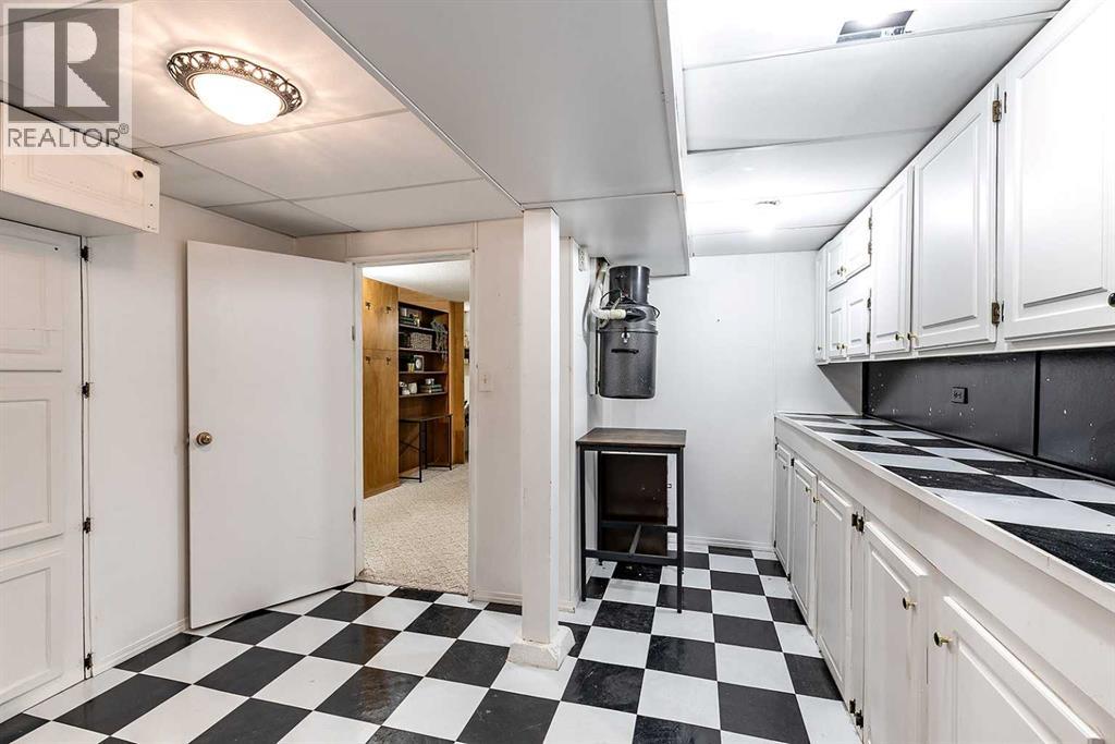 890 Hargrave Way NW, Medicine Hat, Alberta  T1A 6Y9 - Photo 34 - A2296299