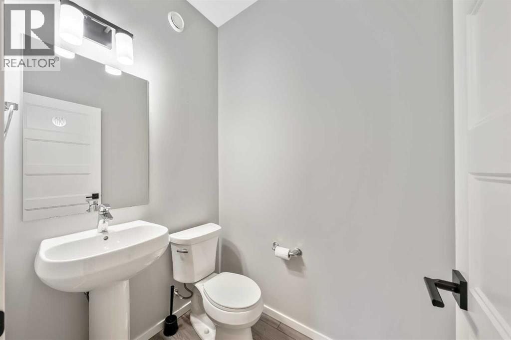 98 Lucas Crescent NW, Calgary, Alberta  T3G 3M9 - Photo 5 - A2292462