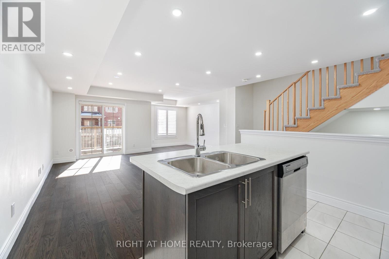 48 Porcelain Way, Whitby, Ontario  L1R 0R6 - Photo 12 - E13016306