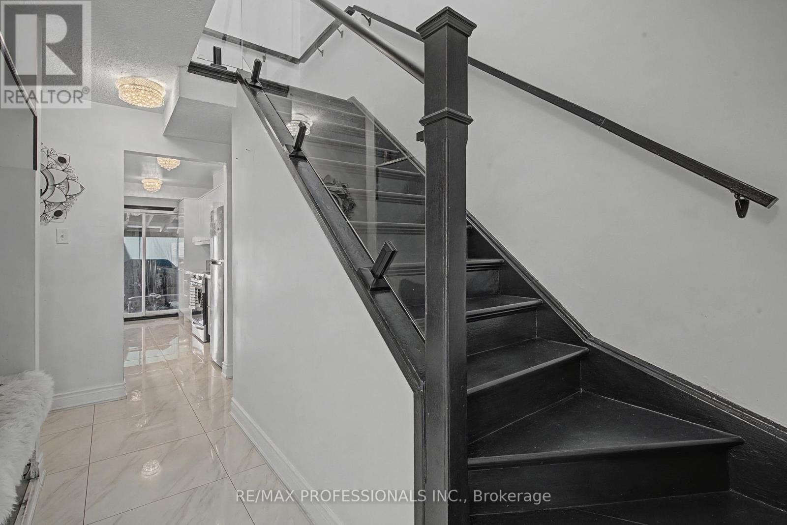 180 Royal Salisbury Way, Brampton, Ontario  L6V 3J9 - Photo 5 - W12822850