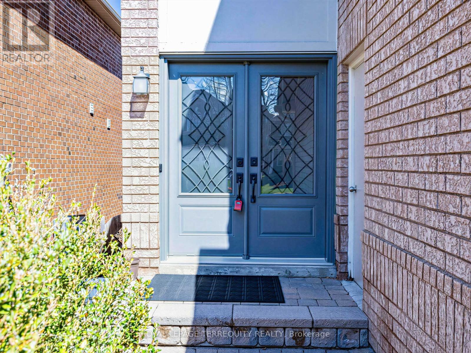 284 Pinnacle Trail, Aurora, Ontario  L4G 7G2 - Photo 4 - N12892708