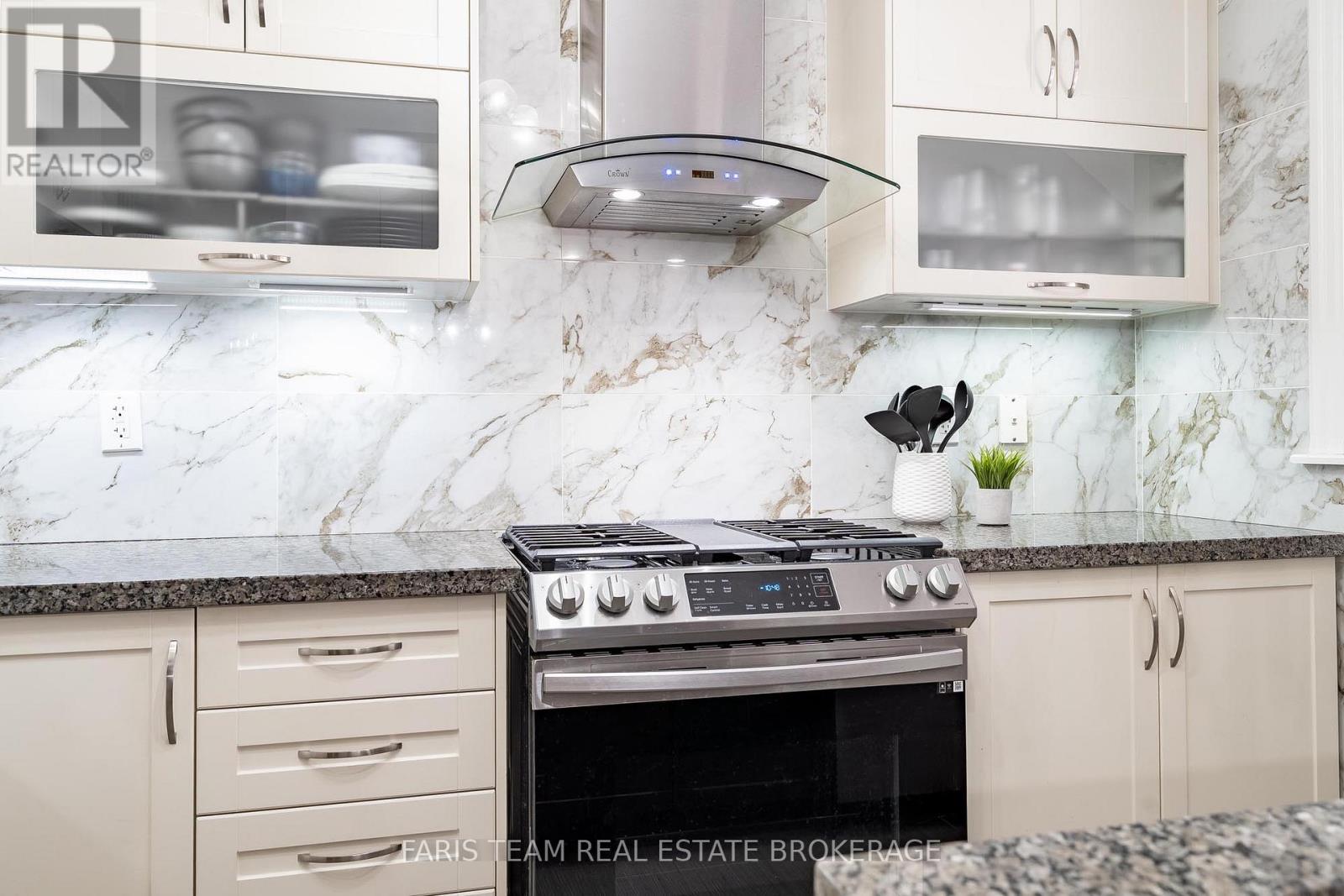 461 Greenwood Drive, Essa, Ontario  L3W 0R4 - Photo 6 - N12978606