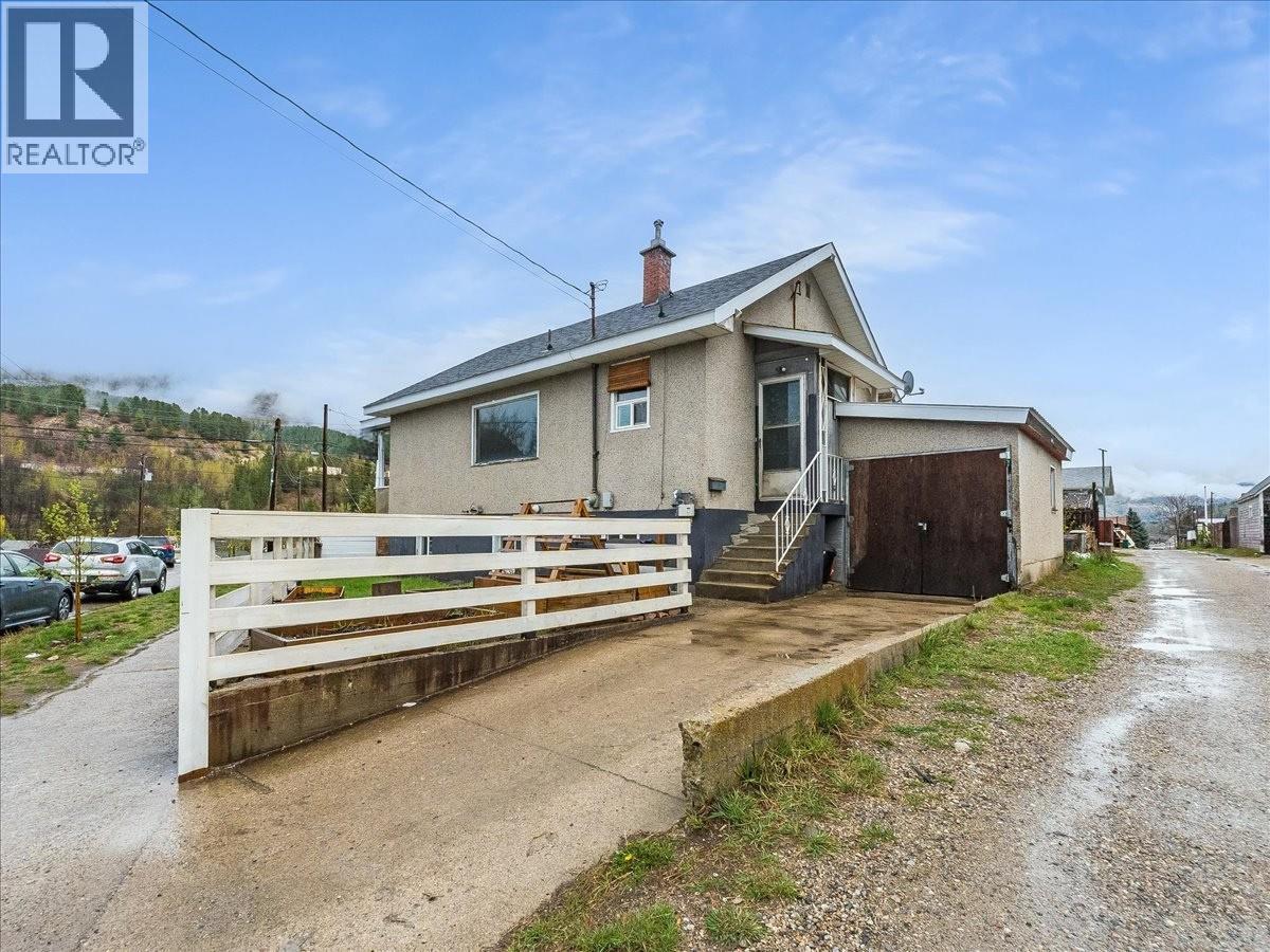 1706 Fourth Avenue, Trail, British Columbia  V1R 1S8 - Photo 2 - 10375475