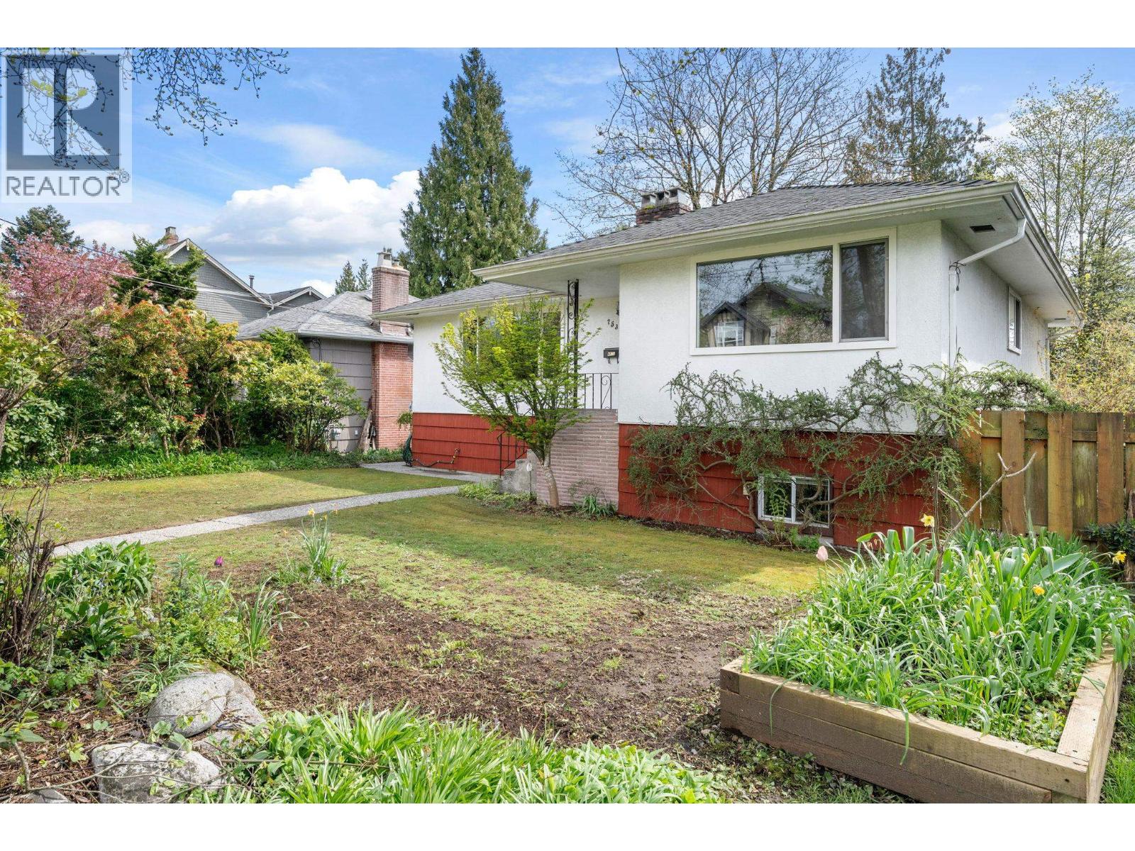 753 E 9th Street, North Vancouver, British Columbia  V7L 2C1 - Photo 4 - R3112746