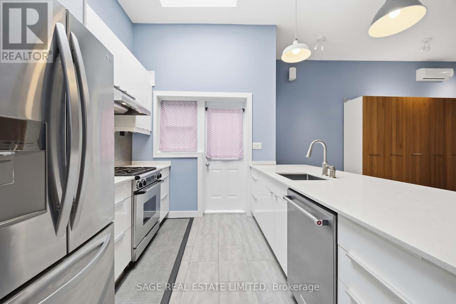 Upper - 251 High Park Avenue, Toronto, Ontario  M6P 2S5 - Photo 12 - W13016370