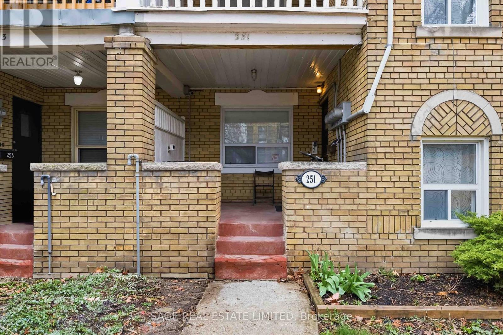 Upper - 251 High Park Avenue, Toronto, Ontario  M6P 2S5 - Photo 2 - W13016370