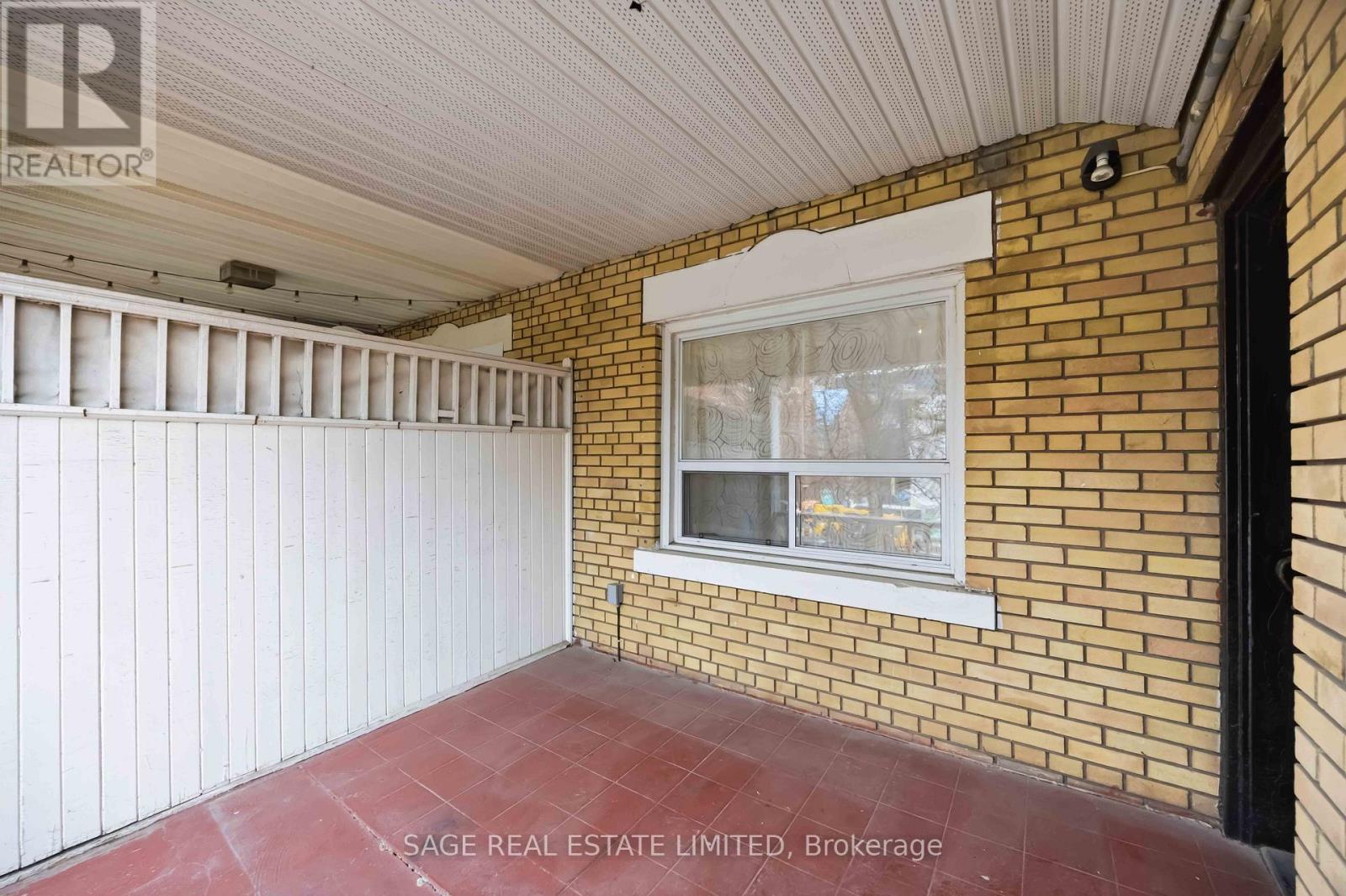 Upper - 251 High Park Avenue, Toronto, Ontario  M6P 2S5 - Photo 4 - W13016370