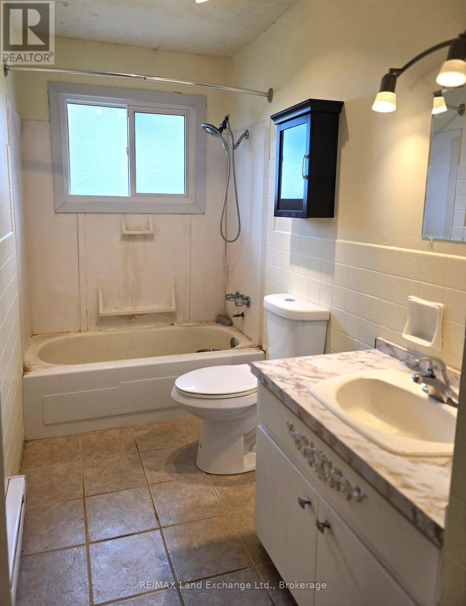 16 Penetangore Row S, Huron-Kinloss, Ontario  N2Z 2N6 - Photo 11 - X12862914