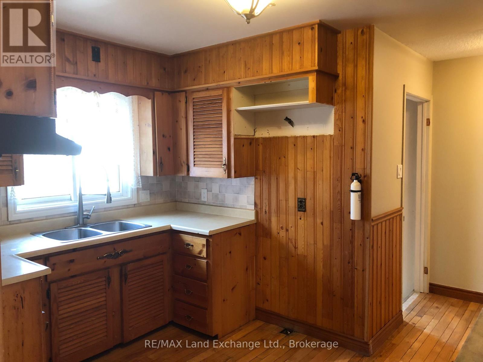 16 Penetangore Row S, Huron-Kinloss, Ontario  N2Z 2N6 - Photo 10 - X12862914