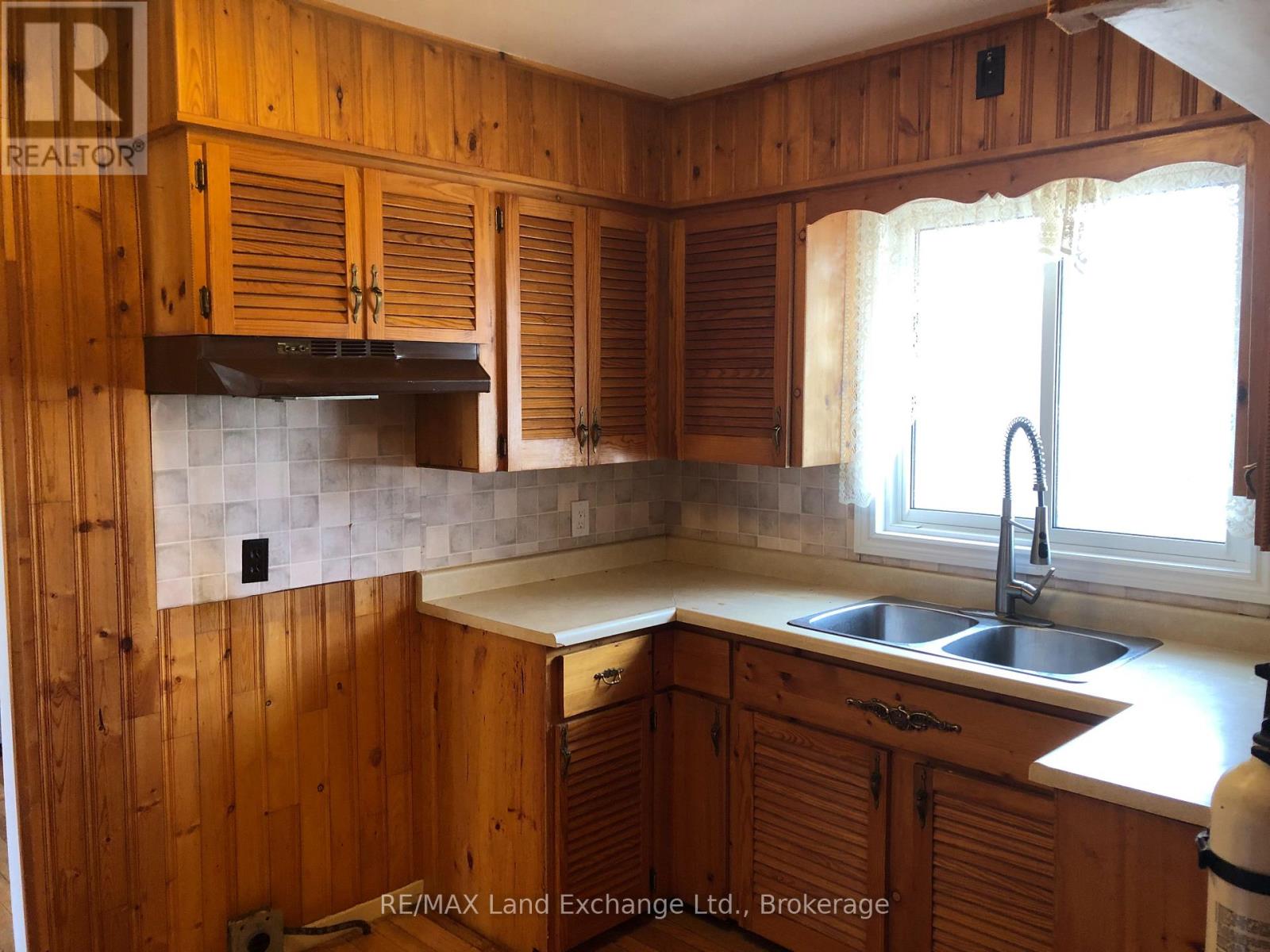 16 Penetangore Row S, Huron-Kinloss, Ontario  N2Z 2N6 - Photo 8 - X12862914