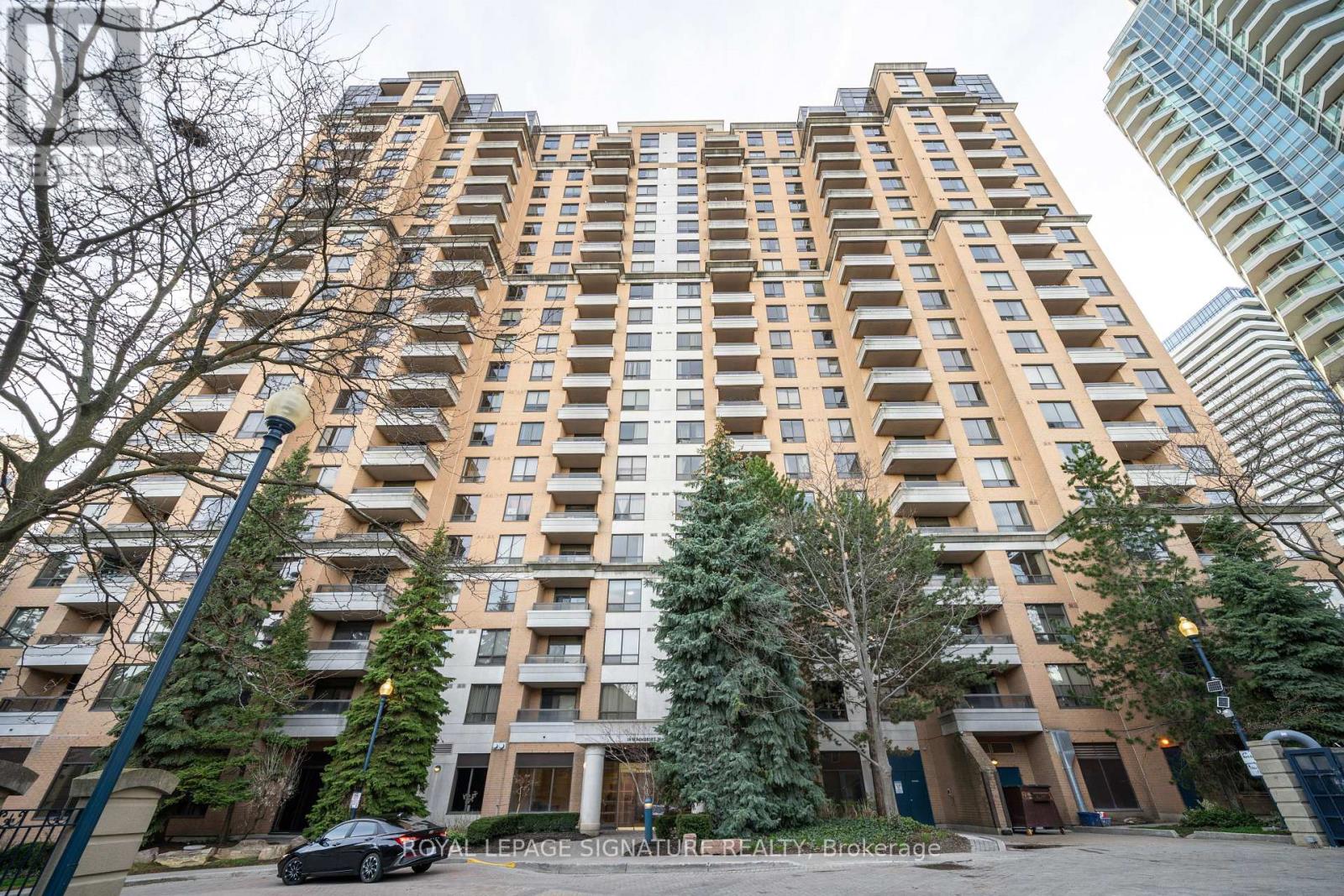 2217 - 18 SOMMERSET WAY, Toronto, Ontario