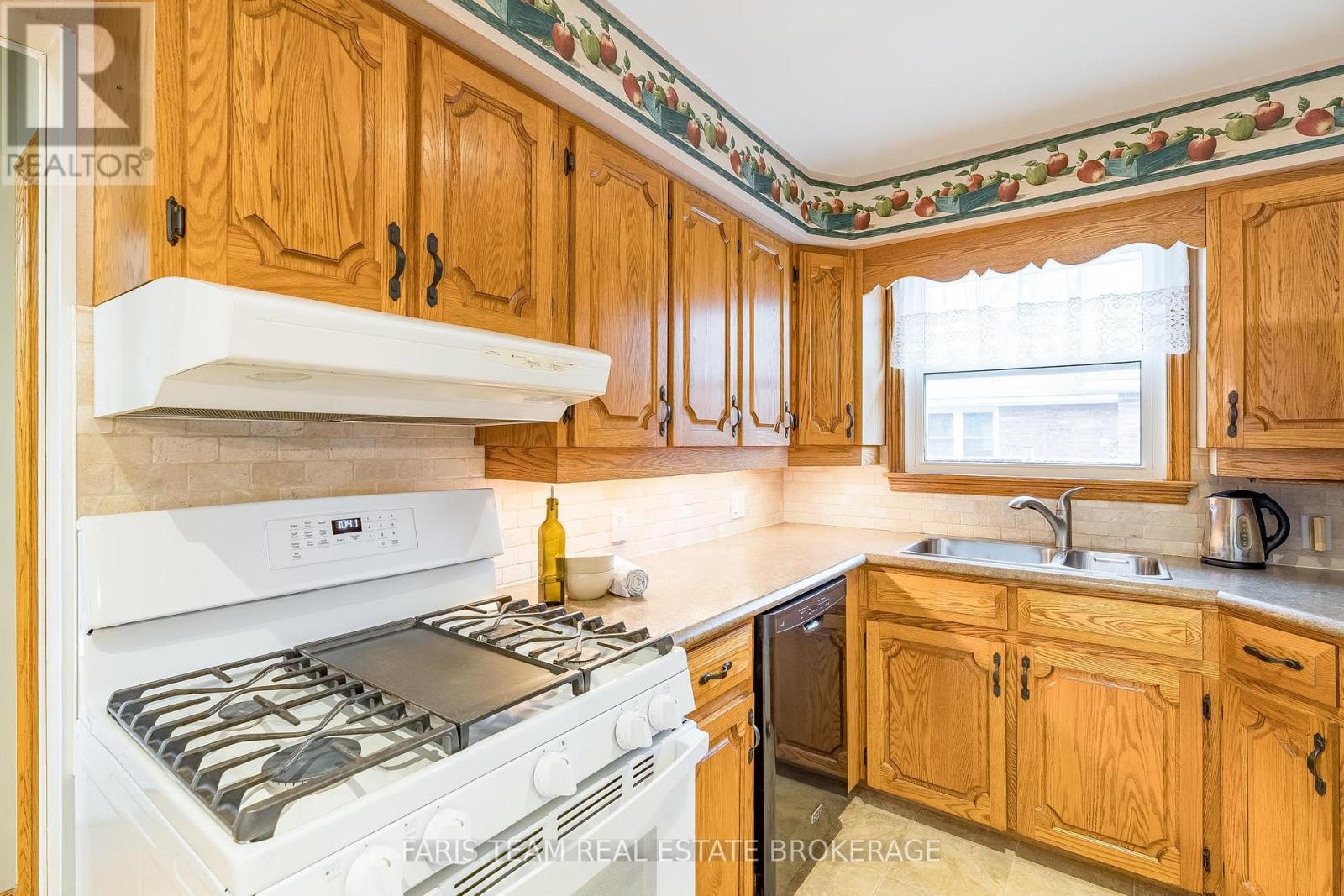 142 Oriole Drive, East Gwillimbury, Ontario  L9N 1G9 - Photo 10 - N12895022