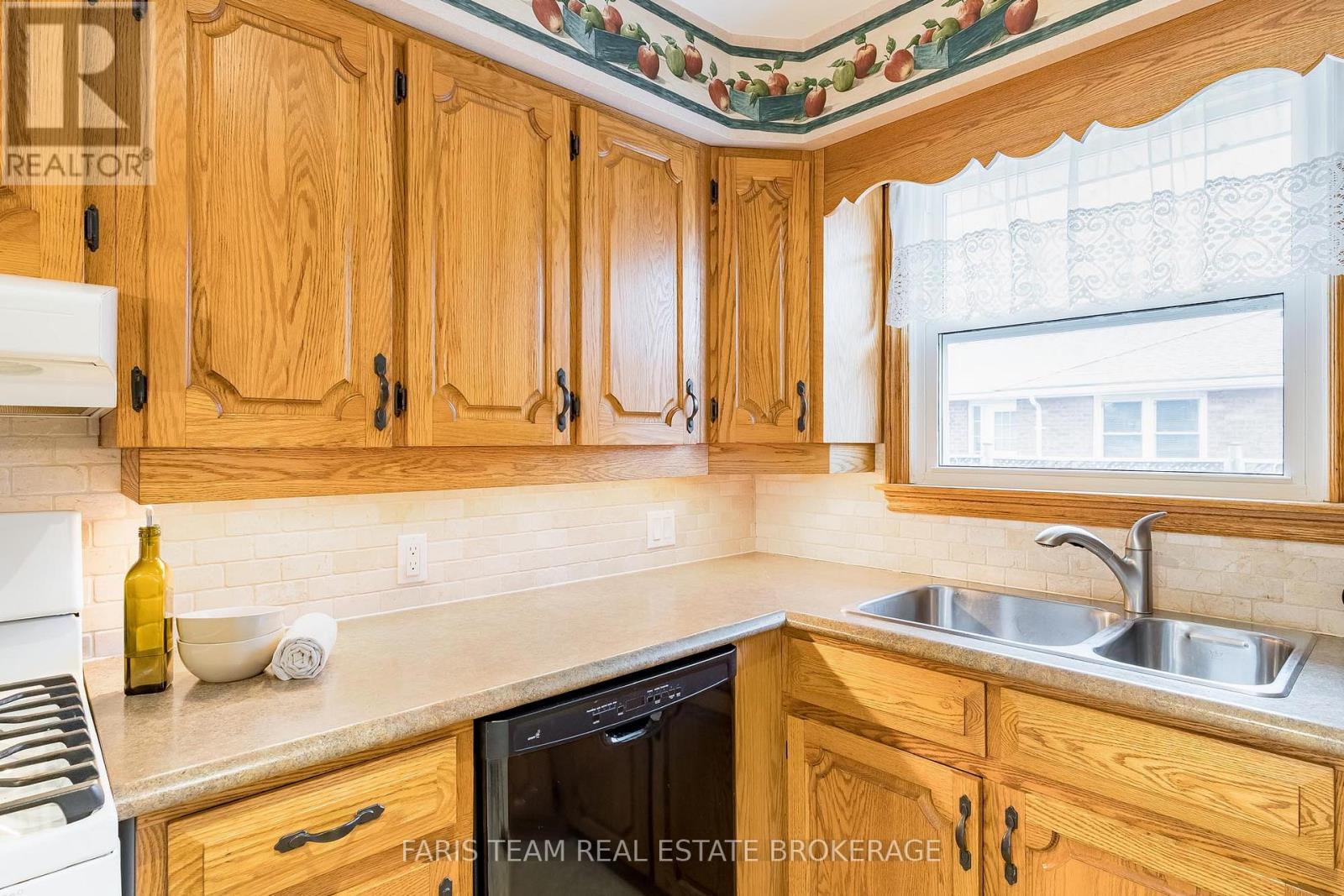 142 Oriole Drive, East Gwillimbury, Ontario  L9N 1G9 - Photo 11 - N12895022