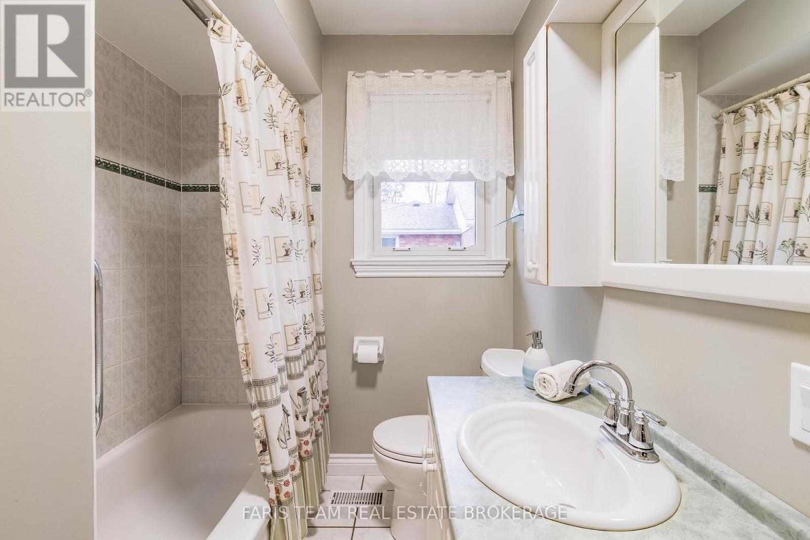 142 Oriole Drive, East Gwillimbury, Ontario  L9N 1G9 - Photo 28 - N12895022