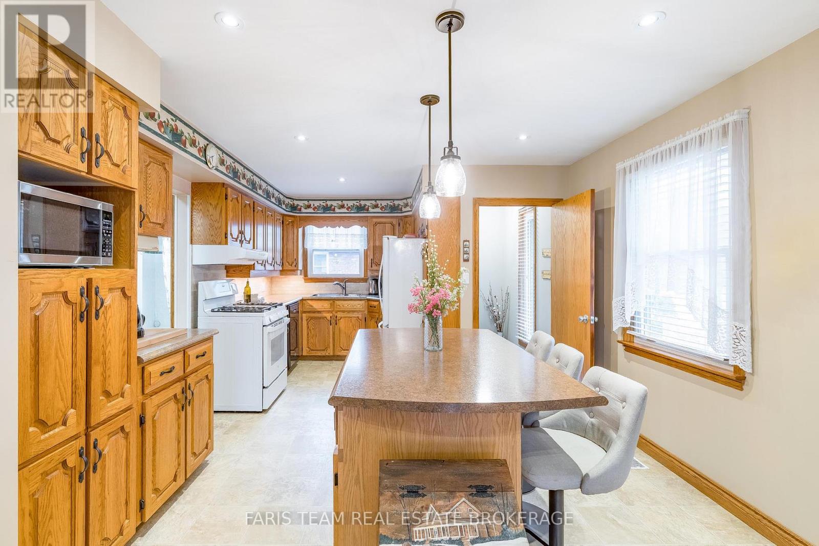 142 Oriole Drive, East Gwillimbury, Ontario  L9N 1G9 - Photo 7 - N12895022