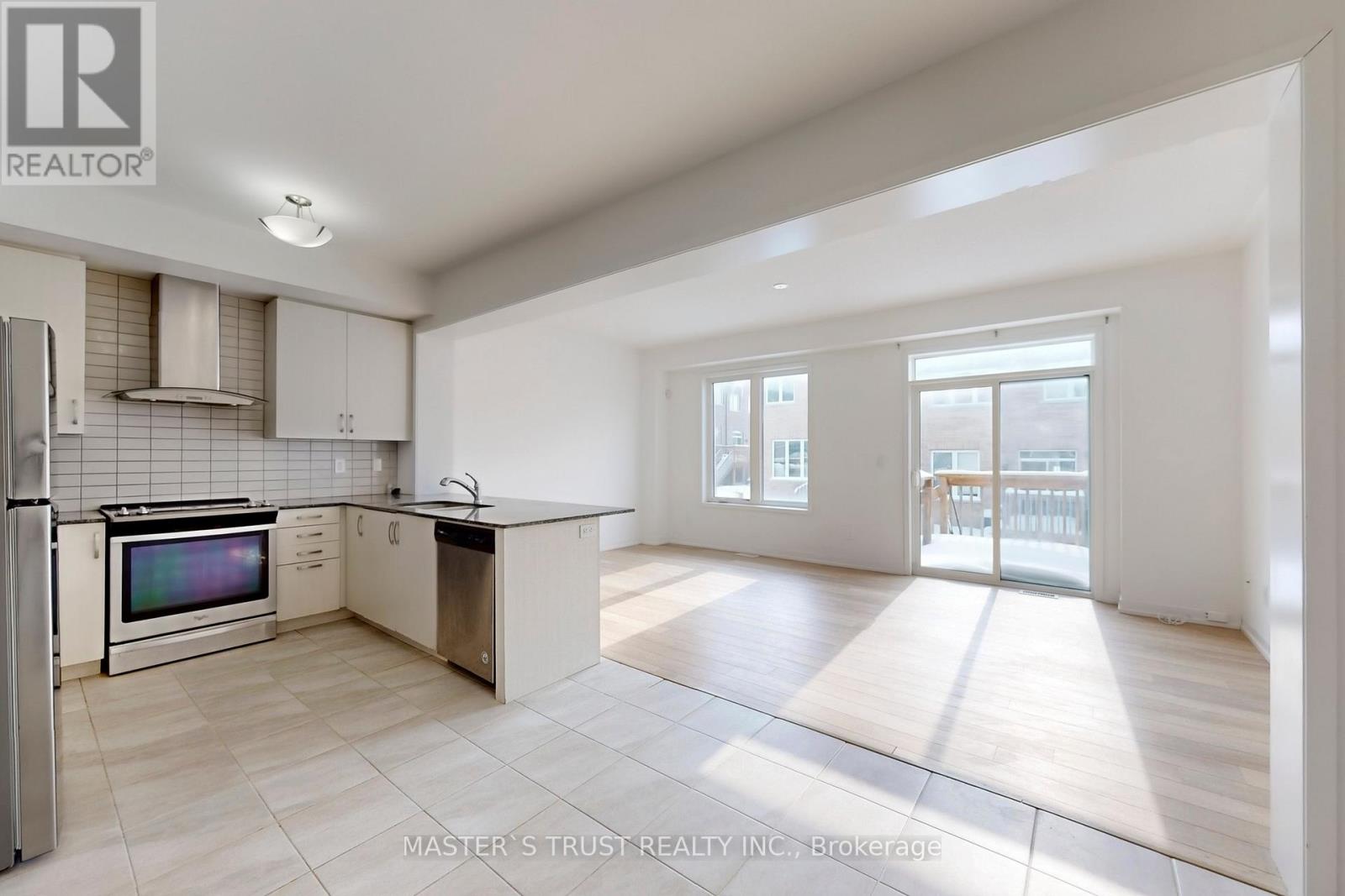 208 Harding Park Street, Newmarket (Glenway Estates), Ontario  L3Y 0E3 - Photo 4 - N13016452