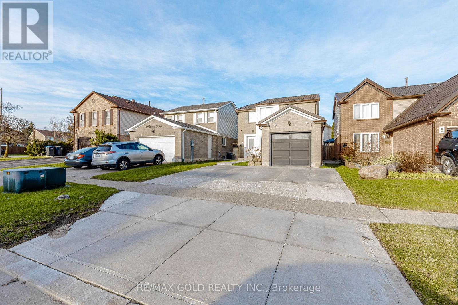 6 Nutmeg Street, Brampton, Ontario  L6S 4A8 - Photo 2 - W13016060