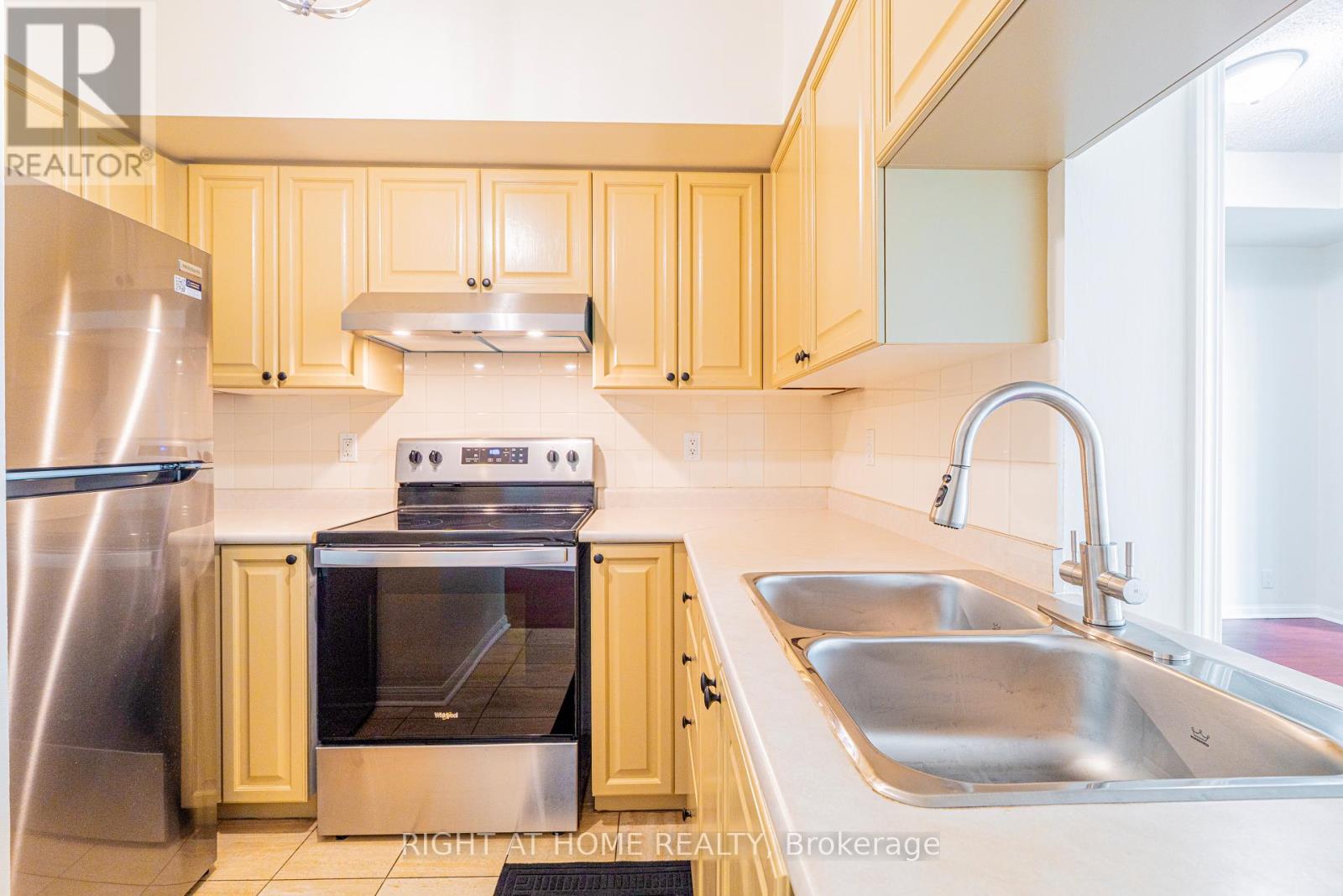 918 - 230 Queens Quay W, Toronto, Ontario  M5J 2Y7 - Photo 2 - C13016534