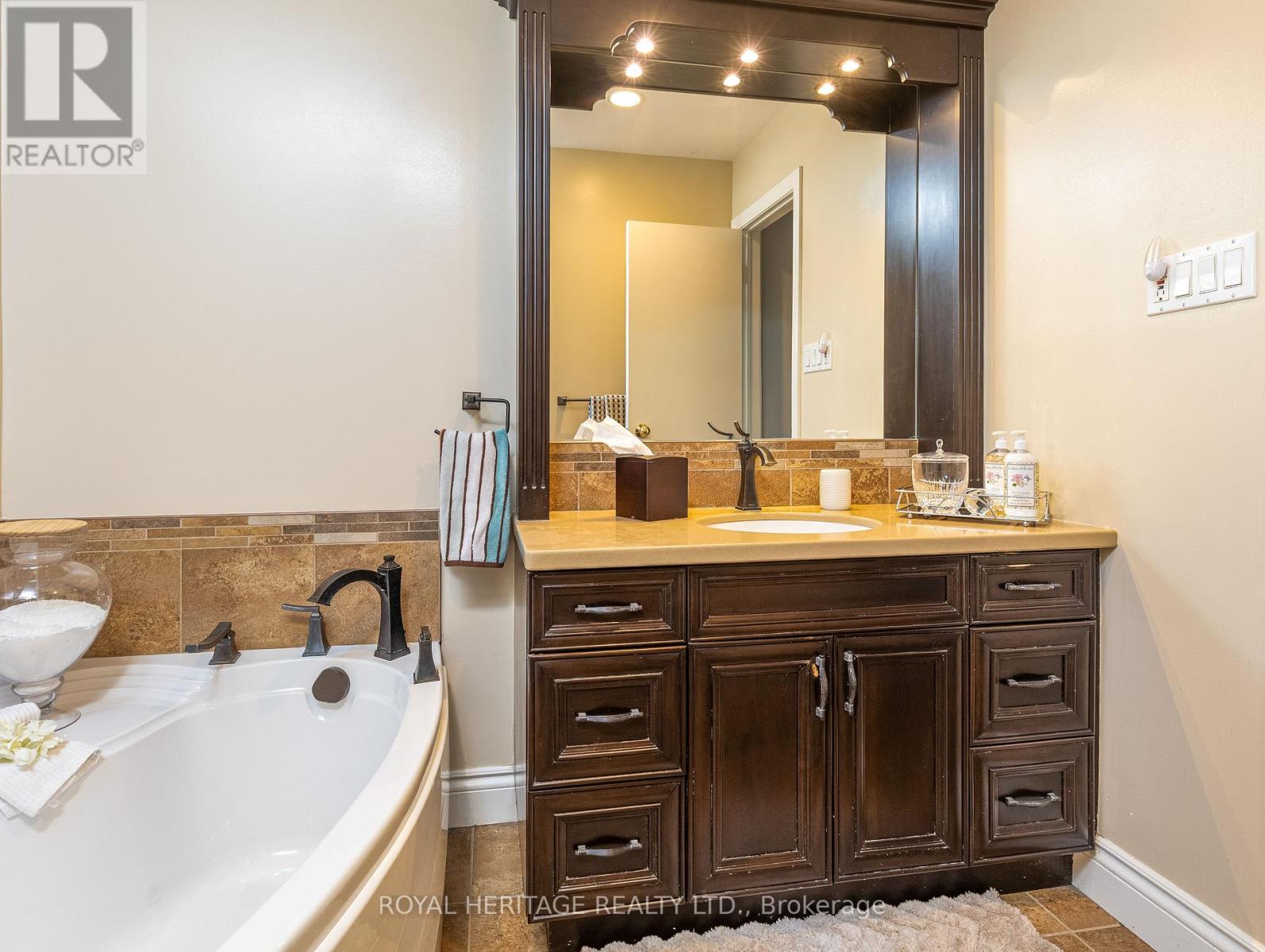 53 Teresa Drive, Whitby, Ontario  L1N 6H9 - Photo 33 - E13015382