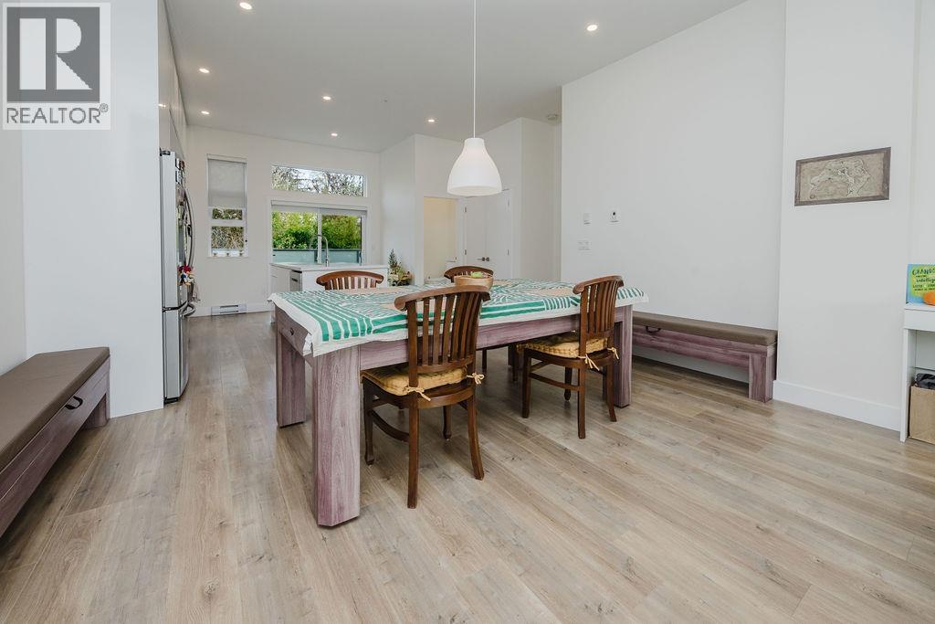 109 736 Gibsons Way, Gibsons, British Columbia  V0N 1V9 - Photo 9 - R3113082