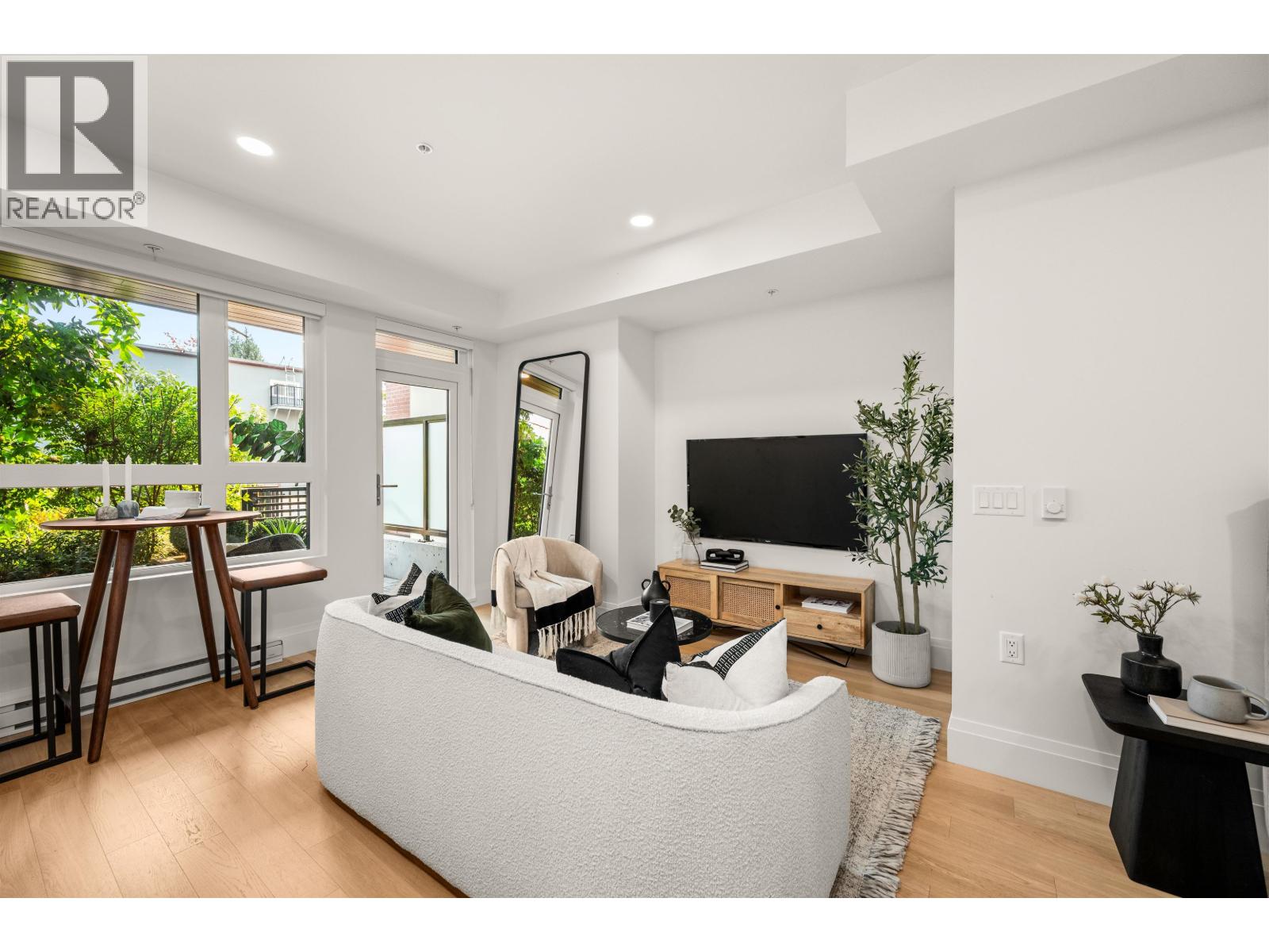 106 2550 Garden Drive, Vancouver, British Columbia  V5N 4X6 - Photo 1 - R3113084