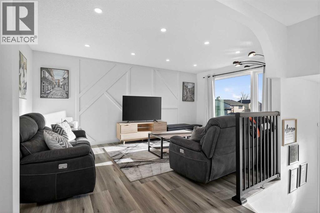 128 Bernard Close Nw, Calgary, Alberta  T3K 2H3 - Photo 3 - A2290594