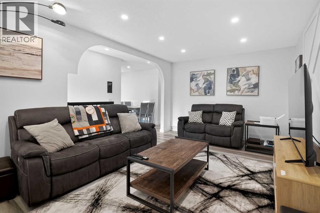 128 Bernard Close Nw, Calgary, Alberta  T3K 2H3 - Photo 5 - A2290594