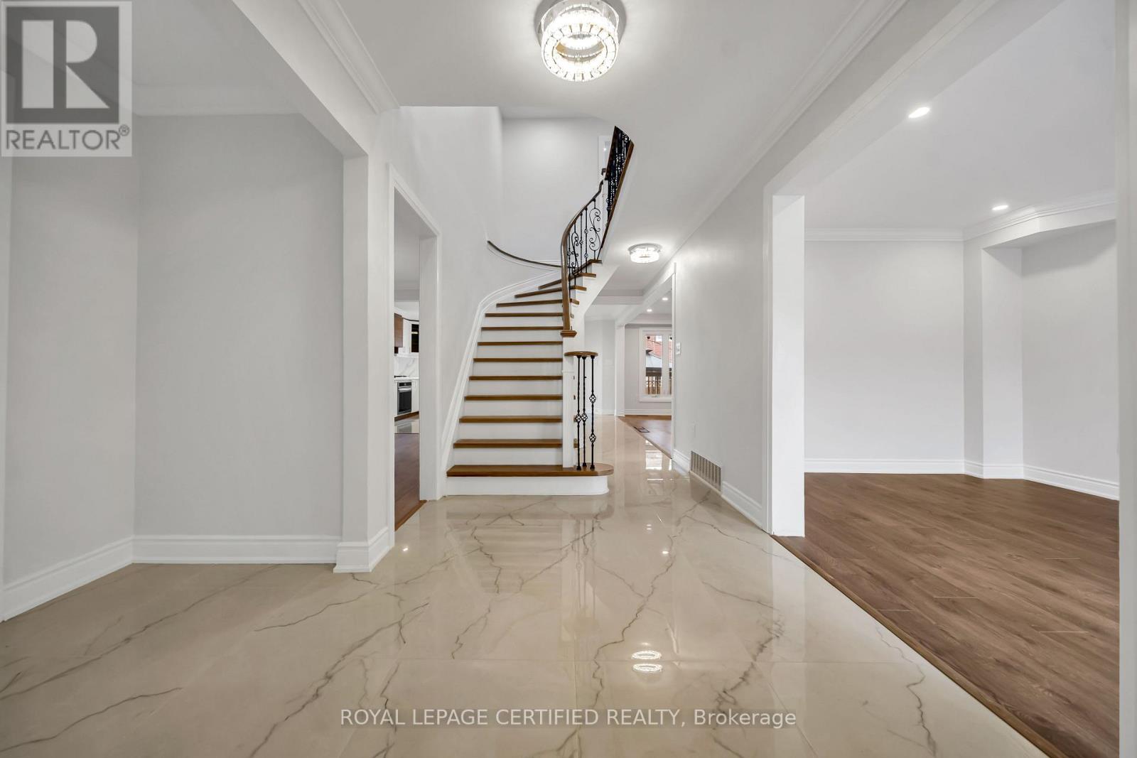 6062 Prairie Circle, Mississauga, Ontario  L5N 5C5 - Photo 4 - W13016756