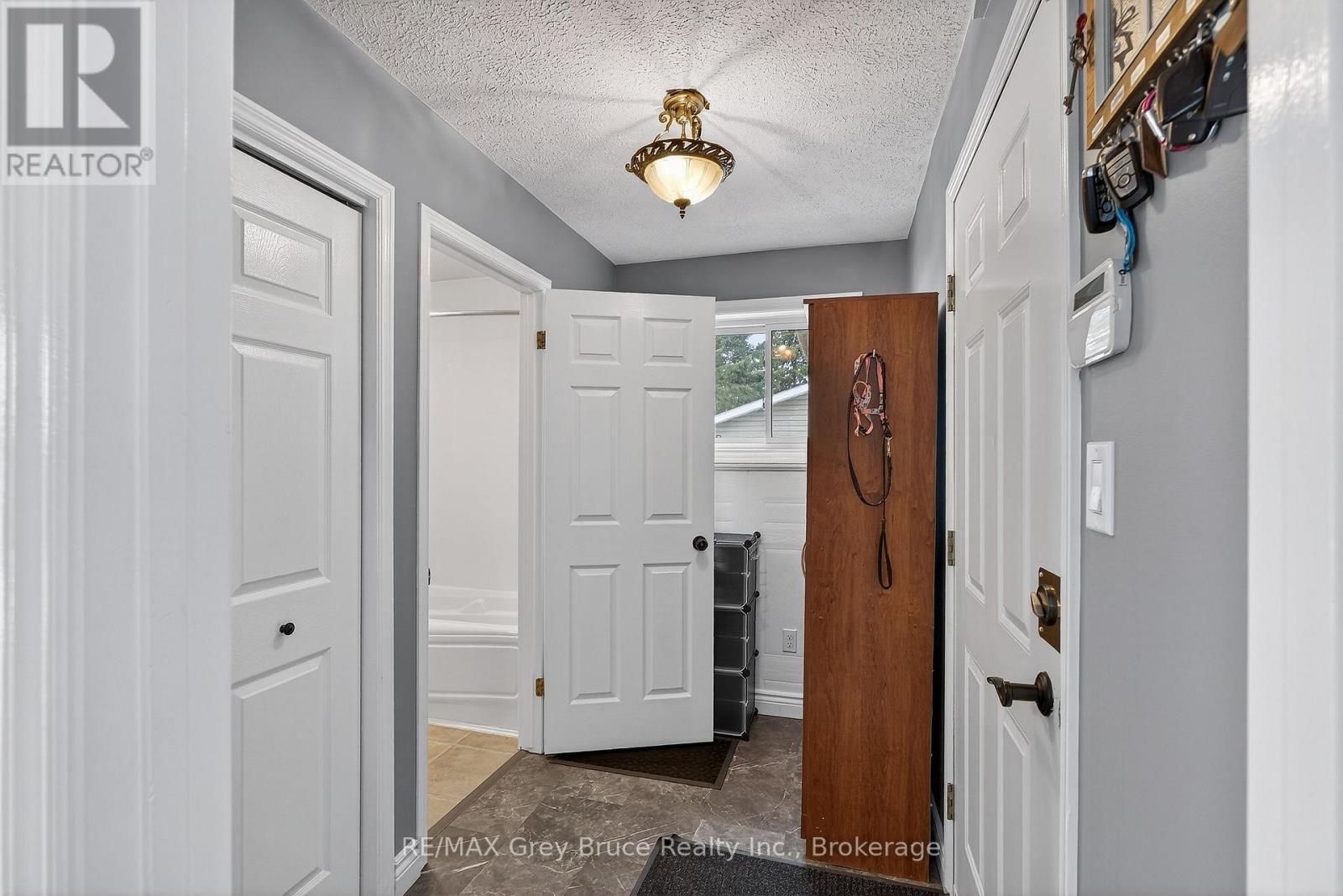 102 Mary Avenue W, Georgian Bluffs, Ontario  N4K 5N5 - Photo 16 - X12902280