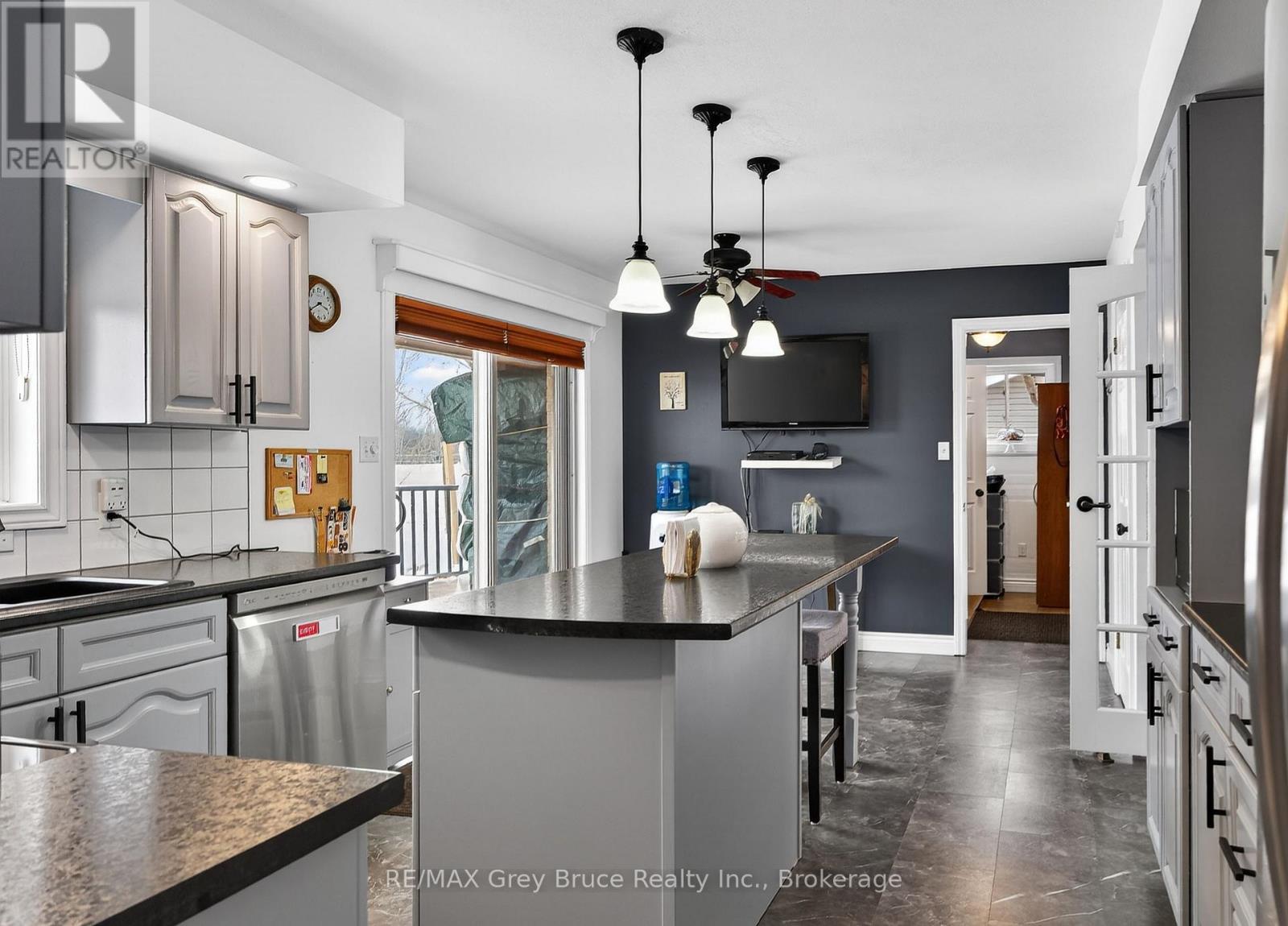 102 Mary Avenue W, Georgian Bluffs, Ontario  N4K 5N5 - Photo 11 - X12902280