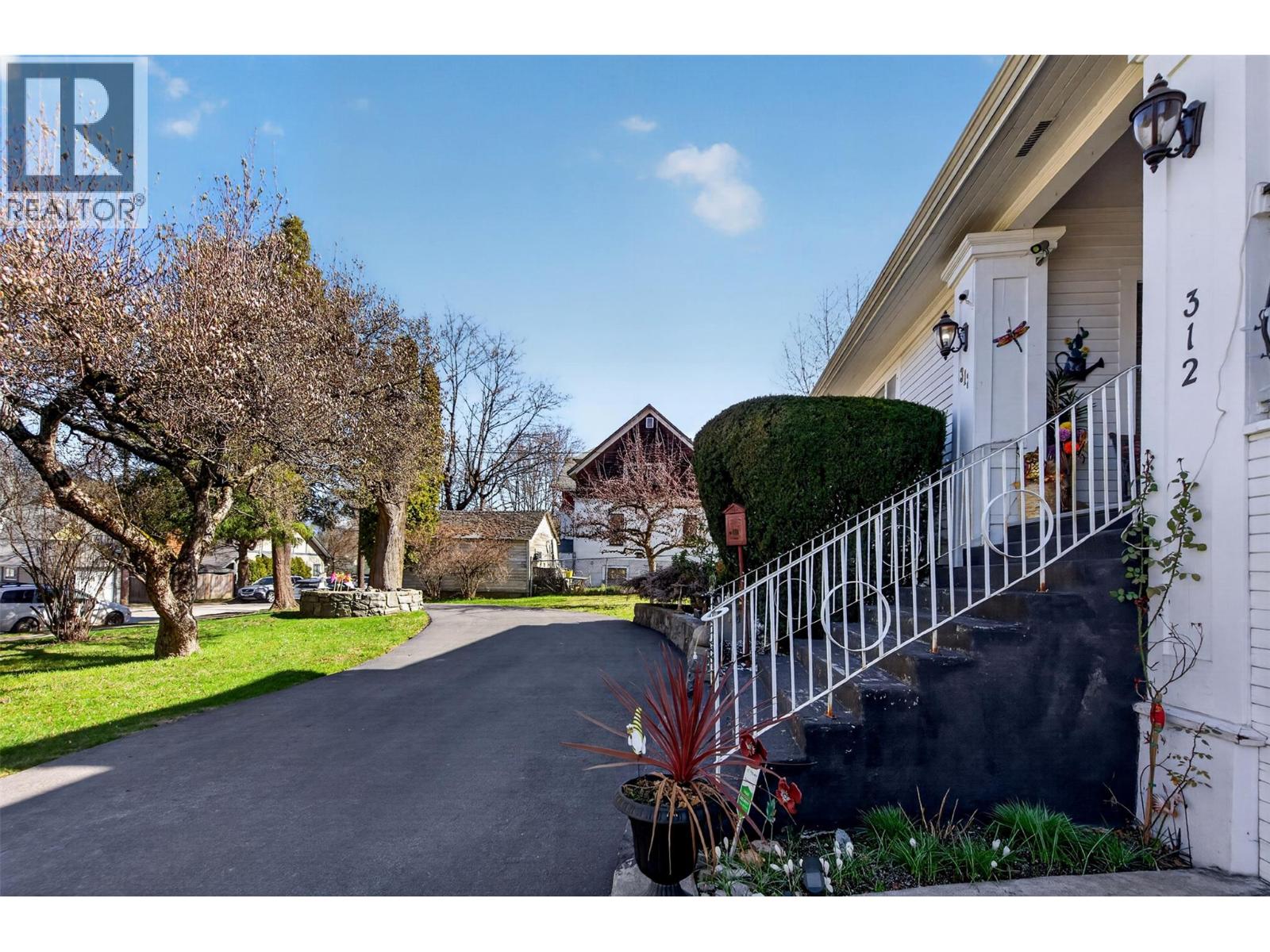 312 Latimer Street, Nelson, British Columbia  V1L 4T6 - Photo 5 - 10383141