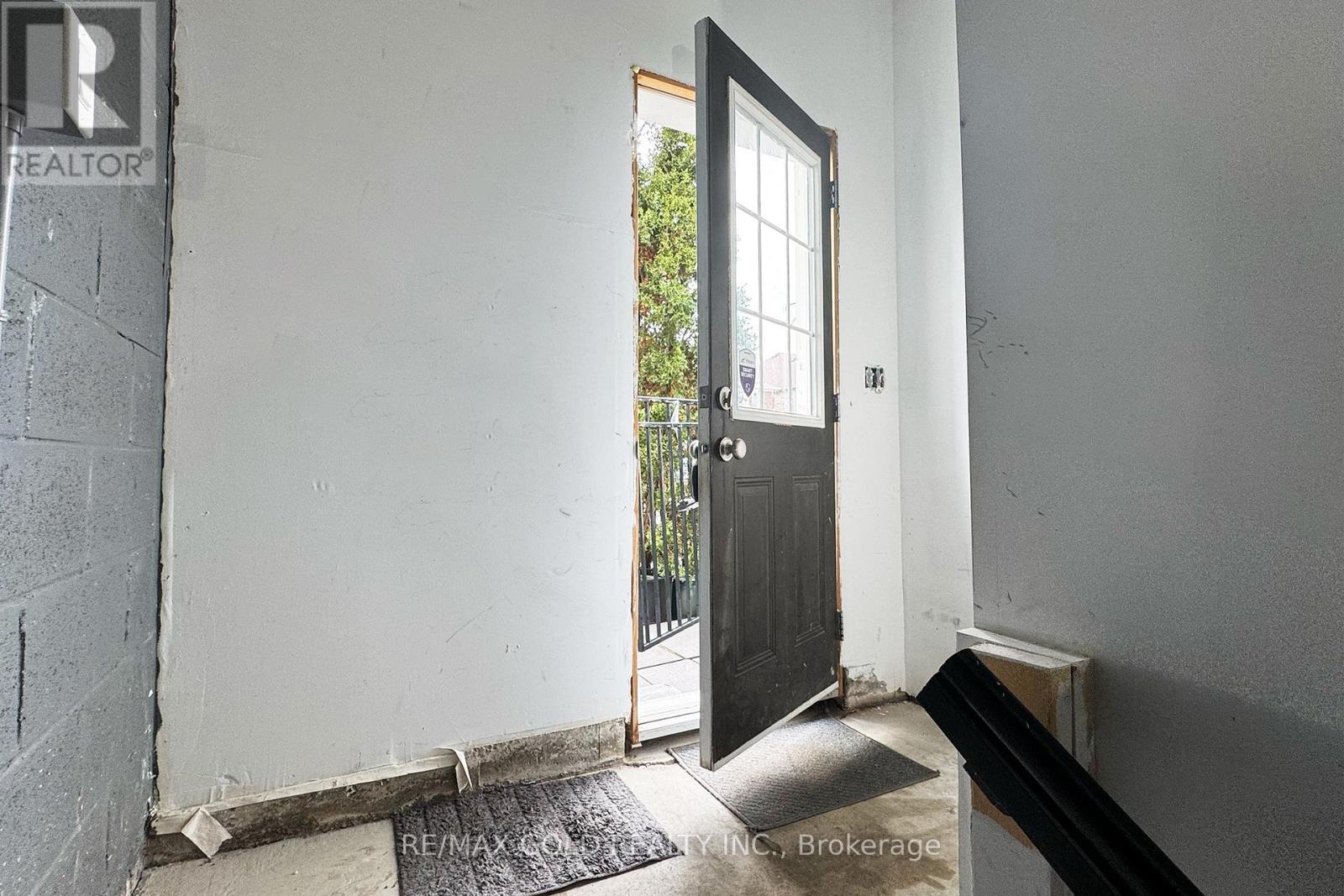 27 Dulverton Drive, Brampton, Ontario  L7A 0P3 - Photo 4 - W13015818