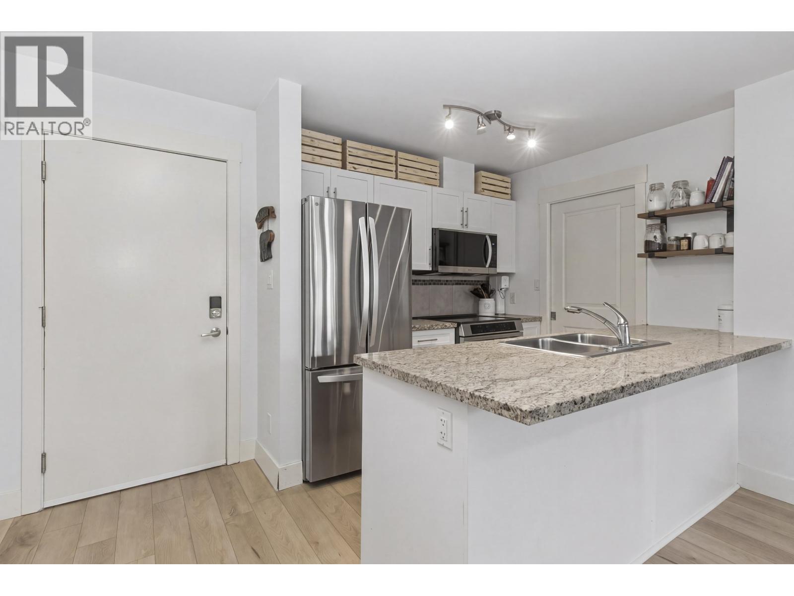 217 1211 Village Green Way, Squamish, British Columbia  V8B 0R7 - Photo 2 - R3113091