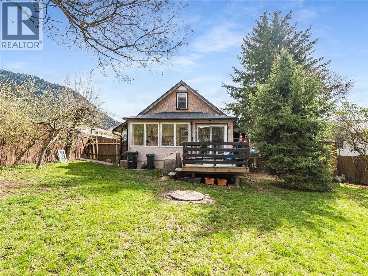 702 6th Street, Castlegar, British Columbia  V1N 2E9 - Photo 1 - 10383681