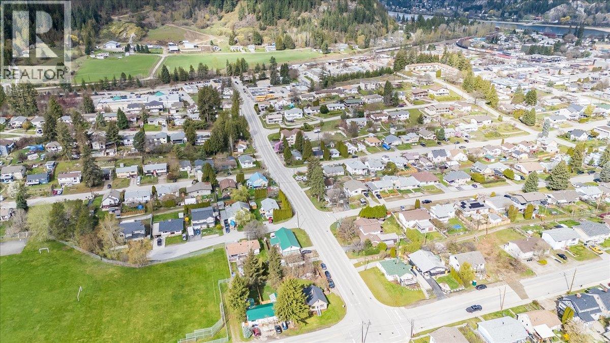702 6th Street, Castlegar, British Columbia  V1N 2E9 - Photo 67 - 10383681