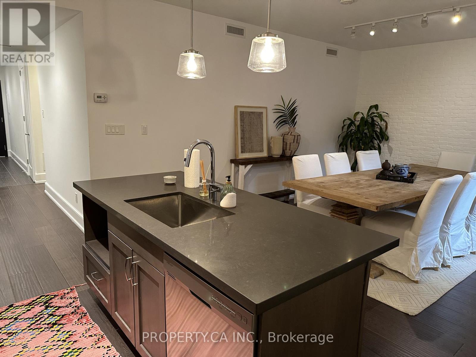 02 - 28 MADISON AVENUE, Toronto, Ontario