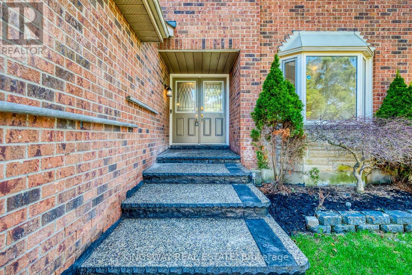 4020 Melfort Crescent, Mississauga, Ontario  L5L 4K8 - Photo 2 - W13016876