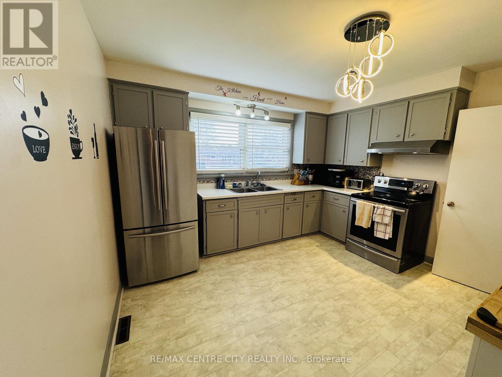 Photo 10 of 31 for 1948 Royal Crescent