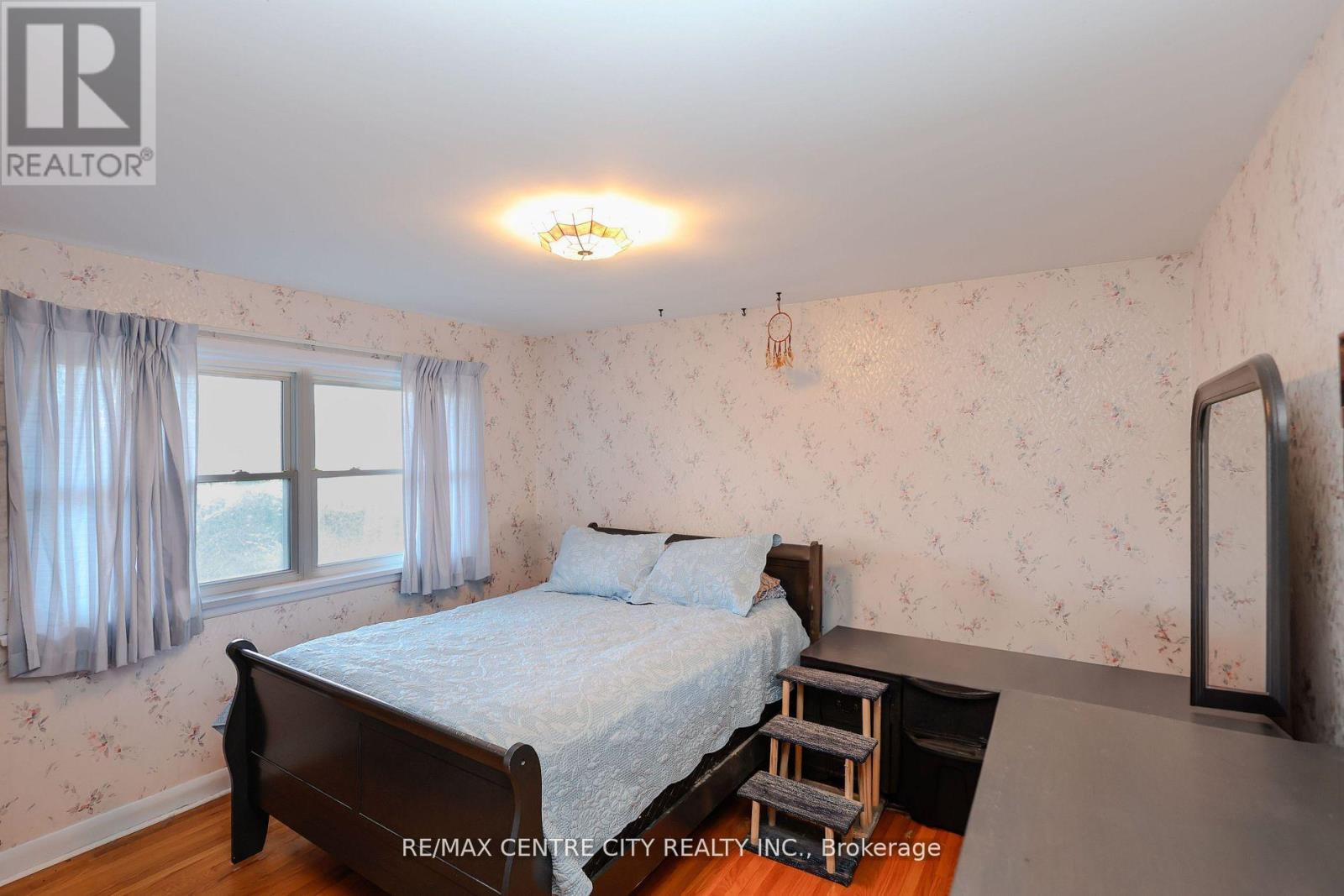 Photo 13 of 31 for 1948 Royal Crescent