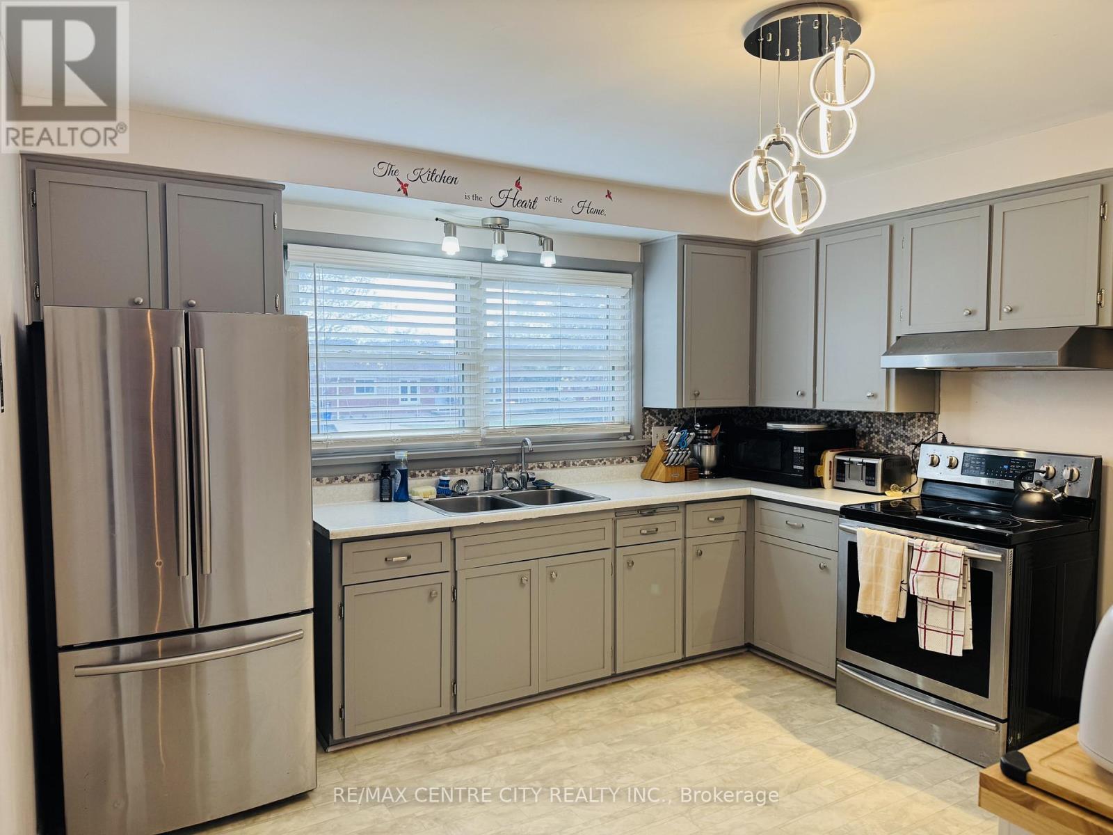 Photo 7 of 31 for 1948 Royal Crescent