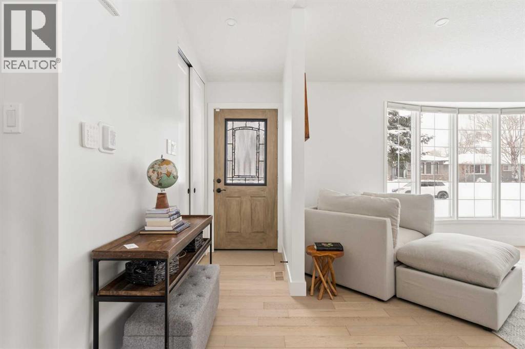 2735 Lionel Crescent Sw, Calgary, Alberta  T3E 6B1 - Photo 4 - A2300312