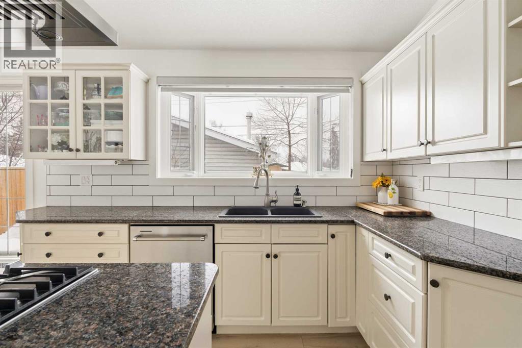 2735 Lionel Crescent Sw, Calgary, Alberta  T3E 6B1 - Photo 19 - A2300312