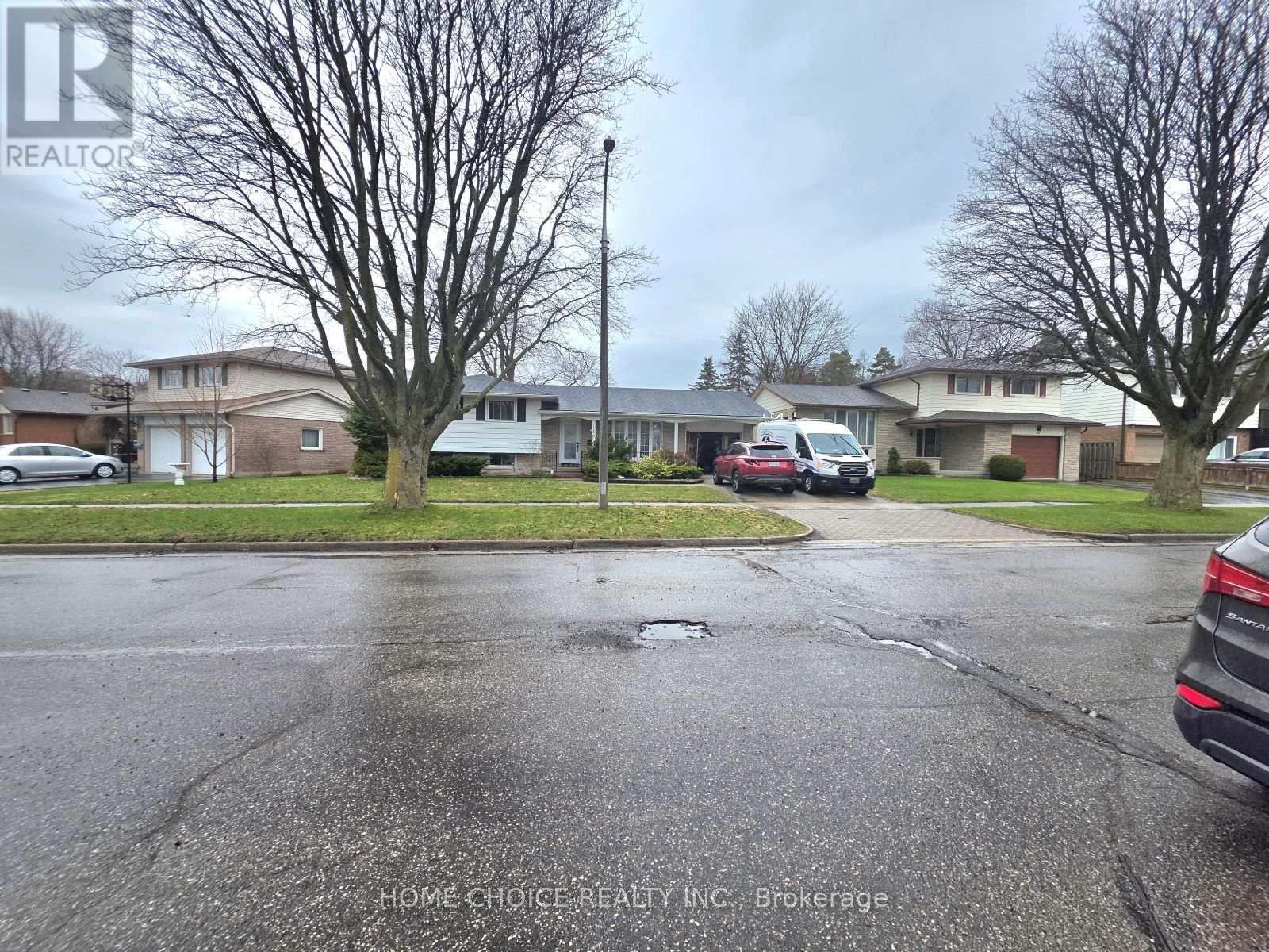 130 CHAMPLAIN CRESCENT, Kitchener, Ontario